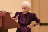 Rita Levi Montalcini durante una conferenza